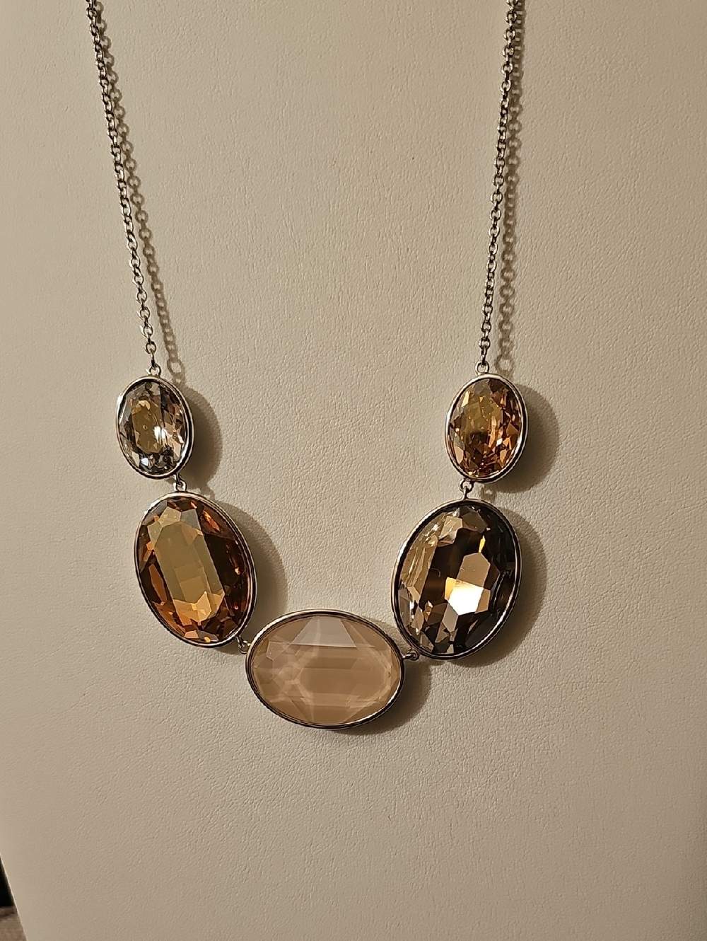 Beige and amber oval crystal necklace